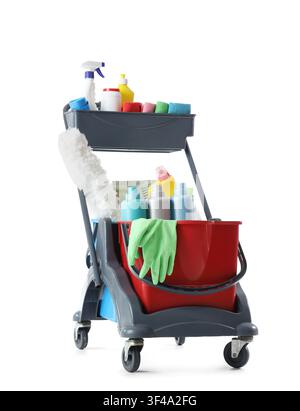 Reinigungswagen mit verschiedenen Reinigungsmitteln, Mikrofaserlappen und Handschuhen für professionelle Sanitärreinigung, isoliert auf weißem Hintergrund Stockfoto