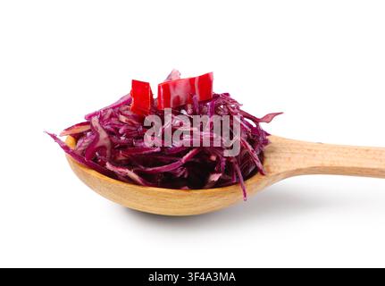 Holzlöffel mit leckerem rotem Sauerkraut und Chilischeiben auf weißem Hintergrund Stockfoto