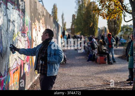 Berlin, Deutschland – 13. November 2022. Eindruck von Straßenkünstlern, die Überreste der historischen Berliner Mauer im Mauerpark neu streichen. Stockfoto