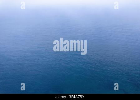 Atemberaubende Luftlandschaft von offenem Ozeanwasser mit endlosen Blautönen Stockfoto