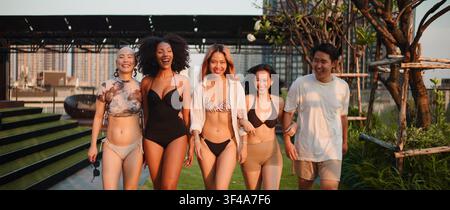 Verschiedene Freunde gehen zusammen und genießen einen modernen urbanen Resort-Sommerlebensstil Stockfoto