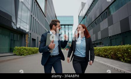 Glückliche Geschäftsfrau Mann Menschen Kollegen rennen Stadt gewinnen Freude springen schreien Büroangestellte Freiheit wow Reaktion Erfolg Triumph Spaß Stockfoto