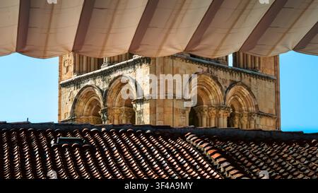 Romanischer Glockenturm, eingerahmt von Ziegeldach und Markise in Segovia Stockfoto
