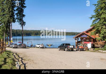 BEAVER LAKE, BRITISCH-KOLUMBIEN, KANADA - 09. JULI 2026: Hauptgeschäft des Beaver Lake Mountain Resort und Bootsrampe an einem sonnigen Sommertag. Stockfoto