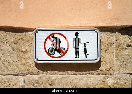 Piran, Slowenien. 26. Mai 2026. Ein Schild weist darauf hin, dass Radfahren verboten ist, aber das Gehen mit einem Fahrrad erlaubt ist. Stockfoto