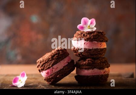 Hausgemachte Eiskekse, Sandwiches mit Himbeeren und Schokolade Stockfoto