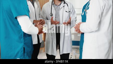 Team, Hände und Treffen mit Ärzten im Krankenhaus für Gesundheitswesen, Solidarität und Beratung. Medizin, Gemeinschaft und Diskussion mit einer Gruppe von Menschen in Stockfoto