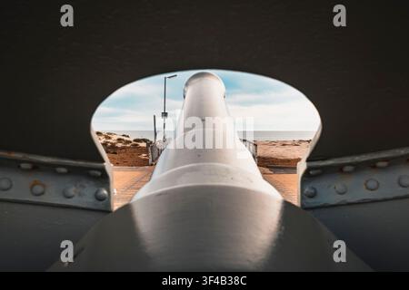 Blick durch eine historische Kanone mit Blick auf Semaphore Beach, South Australia Stockfoto