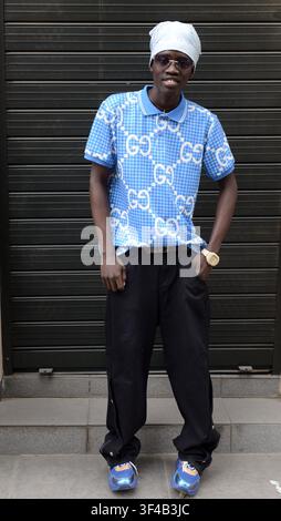 Porträt eines jungen stilvollen senegalesischen Mannes, aufgenommen in Dakar, Senegal. Stockfoto