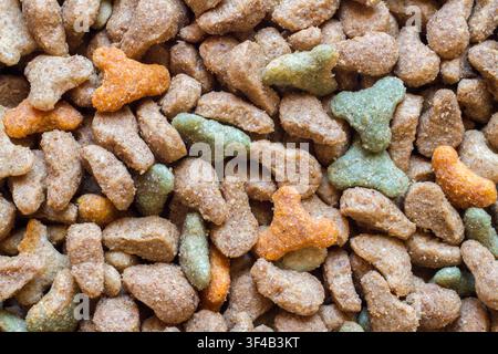 Vitaminangereichertes Trockenfutter für Katzen. Pelletiertes Katzenfutter Stockfoto