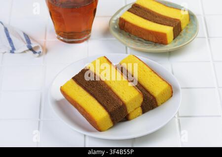 Spiku Lapis Surabaya oder drei Schichten Biskuitkuchen aus vielen Eigelb mit Erdbeermarmelade zwischen den Schichten. Stockfoto