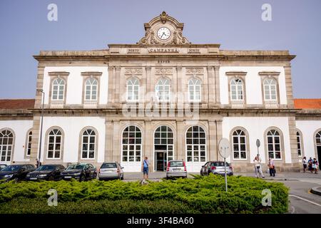 Porto, 17. Juni 2022: Bahnhofsgebäude Porto-campanhã mit Uhr und Steindetails, das Transport und Reisen repräsentiert. Stockfoto