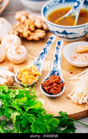 Miso-Paste und Knoblauchsuppe-Zutaten, die zum Kochen auf einem Holzbrett vorbereitet sind Stockfoto