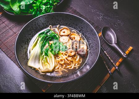 Köstliche Schüssel Ramen mit Bok Choy und Shiitake-Pilzen Stockfoto