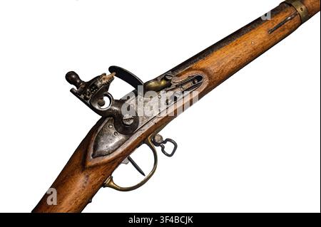 Nahaufnahme des Zündschlossmechanismus eines antiken Steinschlossgewehrs, isoliert auf weißem Hintergrund. Turm 1750-1830 Stockfoto