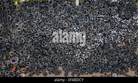 Luftaufnahme eines massiven Stapels gebrauchter Autoreifen in einer Recyclinganlage in Valmiera, Valmiera, Latvija. Stockfoto