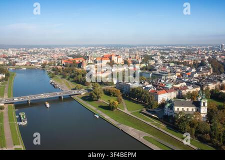 Luftaufnahme der Altstadt von Krakau mit dem Wawel-Schloss und der Weichsel, Krakau, Polen, Oktober 2019 Stockfoto