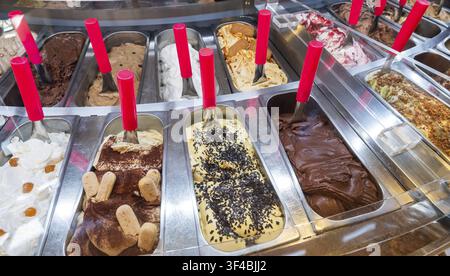 Verschiedene Arten von Eis in einer Eisdiele, Taormina, Sizilien, Italien Stockfoto
