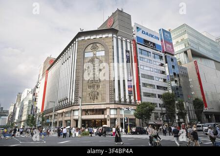 Tokio, Japan - 09. August 2025: Das Einkaufsviertel Ginza bietet einzigartige Architektur und verschiedene Geschäfte, während Menschenmassen die lebhafte Straße sce erkunden Stockfoto