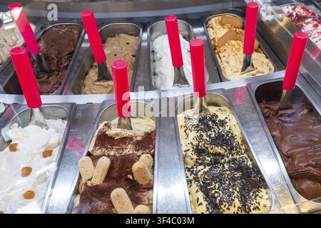 Verschiedene Arten von Eis in einer Eisdiele, Taormina, Sizilien, Italien Stockfoto