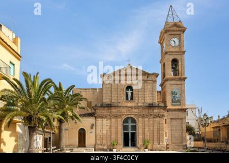 Die historische Steinfaçade und der Glockenturm der Chiesa Parrocchiale di Santa Caterina da Siena, Piazza San Giuseppe Lavoratore, Donnalucata, Sizilien, Italien Stockfoto