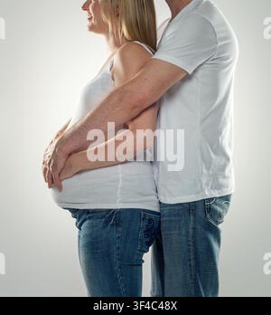 Mann umfassenden schwangere Frau von hinten Stockfoto
