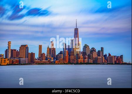 Blick auf den Sonnenuntergang von New York City mit Lower Manhattan und dem Finanzviertel Stockfoto