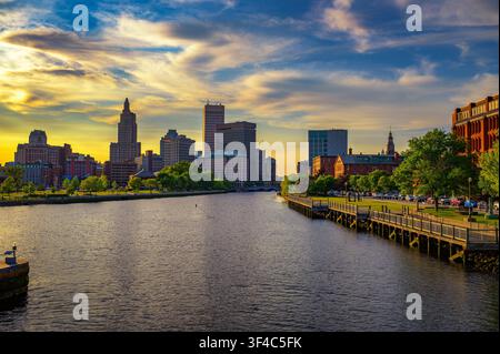 Sonnenuntergang über Providence River und Downtown Skyline, Rhode Island, USA Stockfoto