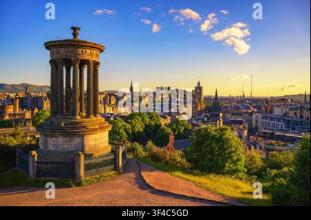 Dugald-Stuart-Denkmal und Skyline von Edinburgh von Calton Hill bei Sonnenuntergang Stockfoto