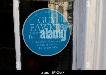 Eine blaue Gedenktafel an einem Fenster im Guy Fawkes Inn markiert den Geburtsort des Verschwörers des Pulverkomplotts Guy Fawkes in York, UK. Stockfoto