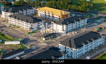 Luftaufnahme einer Wohngebietsbaustelle mit Mehrfamilienwohnhäusern mit schwarzen Dächern und laufender Baustellenentwicklung in Parrish, Fl Stockfoto