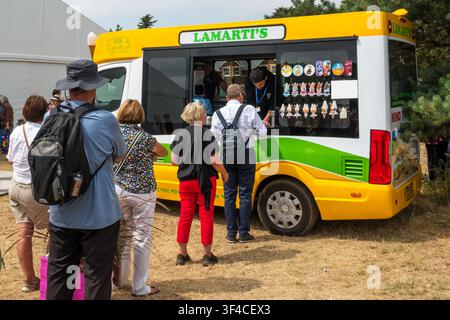Menschen stehen Schlange vor dem Eiswagen von Lamarti auf der RHS Sandringham Flower Show 2026. Stockfoto