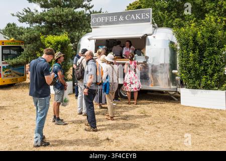 Menschen stehen Schlange für Coffee & Cakes auf der RHS Sandringham Flower Show 2026. Stockfoto