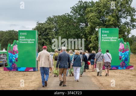 Menschen auf dem Weg zur RHS Sandringham Flower Show 2026 auf dem Gelände von Sandringham House, Norfolk. Stockfoto