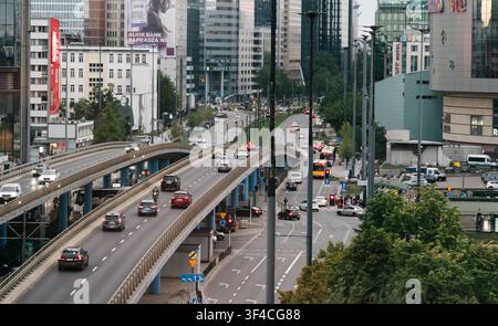 Warschau, Polen, 23. Juli 2026, Warschauer Stadtzentrum Verkehr Flugüberführung Autobahn Urbane Architektur Eine erhöhte Weitwinkelansicht des regativen Straßenverkehrs drivin Stockfoto