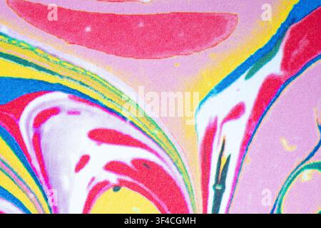 Lebendiges abstraktes marmoriertes Muster mit fließenden rosa, gelben, blauen, grünen und weißen Farben. Bunte flüssige Kunsthintergrund Stockfoto