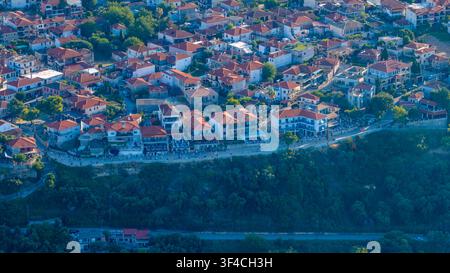 Afytos, Griechenland, 15. Juli 2025. Dichte Ansammlung von Wohnhäusern im Dorf Afytos. Grüne Bäume aus der Vogelperspektive entlang eines Hangs. Stockfoto