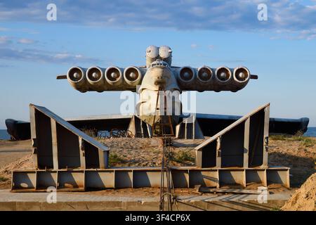 Der verlassene sowjetische Ekranoplan der LUN-Klasse an der Küste des Kaspischen Meeres. Dagestan. Russland Stockfoto