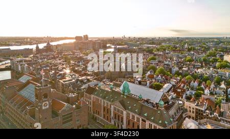 Dunstige Luftaufnahme-Panorama über Canal City und grünen Kirchturm Stockfoto