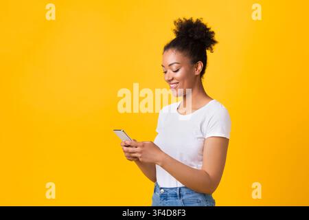 Portrait der schönen schwarzen Frau mit ihrem Handy Stockfoto
