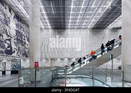 Paris, Frankreich – 28. Januar 2026: Passagiere fahren auf Rolltreppen in der modernen Station des Paris-Orly-Flughafens auf der Metro-Linie 14. Stockfoto