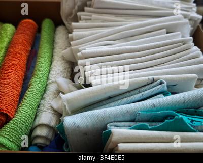 Eine Sammlung von Reinigungstüchern ist ordentlich in einer Schublade angeordnet, bereit für den Einsatz bei Hauswartungs- und Reparaturarbeiten. Stockfoto