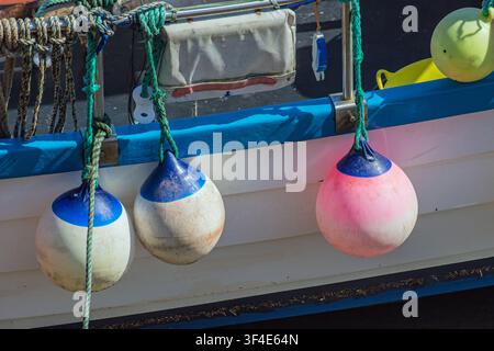 Bootsfender auf einem Fischerboot im Hafen von Amble, Northumberland, England Stockfoto