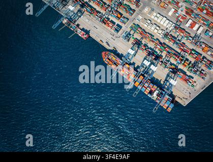 Hohe Luftansicht eines gewerblichen Containerterminalhafens mit Kopierraum Stockfoto