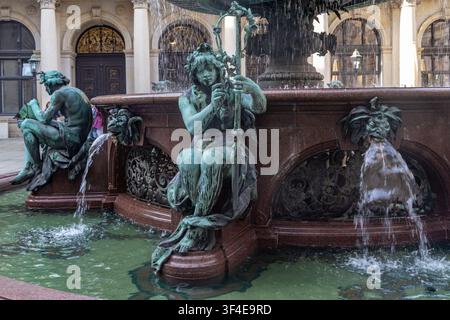 HAMBURG, DEUTSCHLAND - 22. SEPTEMBER 2025: Dies ist eine der Bronzeskulpturen im Brunnenbecken des Innenhofs des Rathauses. Stockfoto