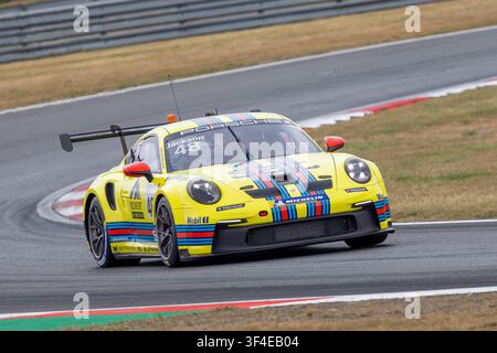 Oliver Jackson im JTR Porsche 911 GT3 während der Carrera Cup GB 2025 in Snetterton, Norfolk, UK Stockfoto