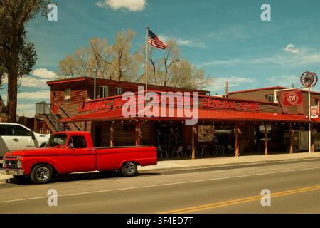 Klassischer roter Pick-up-Truck, der vor einem Straßenrestaurant in Torrey, Utah, USA, geparkt ist Stockfoto