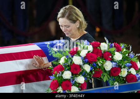 Washington, Vereinigte Staaten. 28. Juli 2026. Die US-Senatorin Darline Graham (R-SC), Schwester des verstorbenen US-Senators Lindsey Graham (R-SC), schreitet an seinem Sarg vorbei, während einer Kongress-Ehrung für den verstorbenen US-Senator Lindsey Graham (R-SC) im Rotunde des US-Kapitol in Washington, DC, USA, am 28. Juli 2026. Foto von Nathan Howard/Pool über CNP/ABACAPRESS.COM Credit: Abaca Press/Alamy Live News Stockfoto