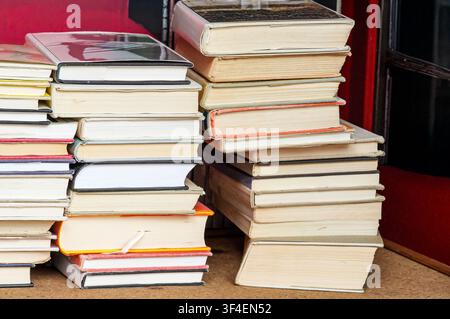 Stapel von Büchern auf einem Regal in einer Buchhandlung oder Bibliothek. Stockfoto