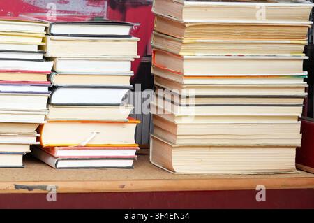 Stapel von Büchern im Regal der Bibliothek. Bildungsbegriff. Stockfoto